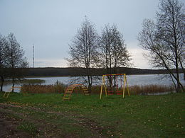 Pakrantė ties Paežeriais. Priekyje  TV stoties antena